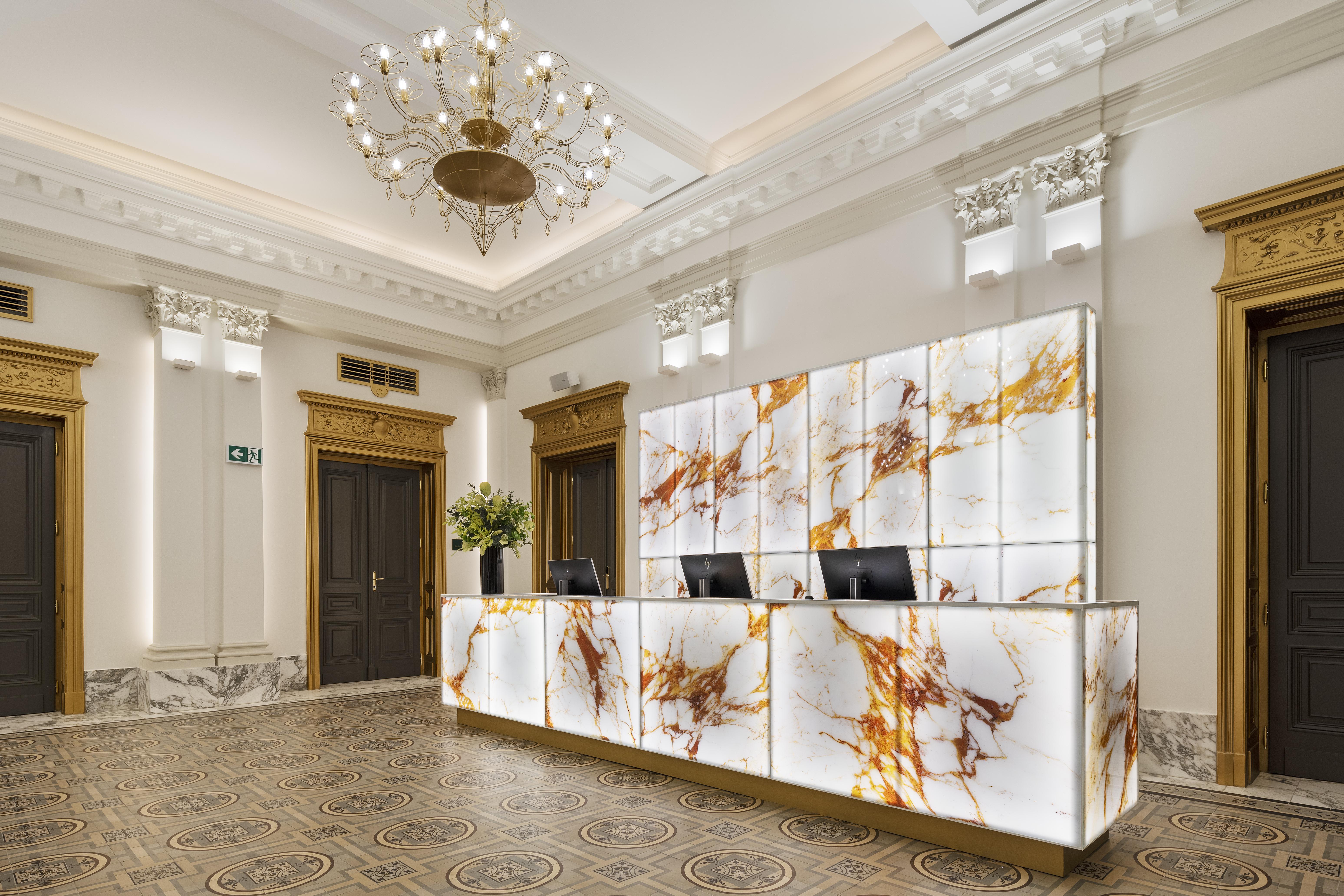Aurea Ana Palace By Eurostars Hotel Company بودابست المظهر الخارجي الصورة A reception desk made of translucent stone